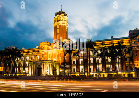 Presidenziali ufficio edificio di notte, Zhongzheng, Taipei, Taiwan Foto Stock