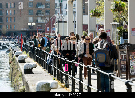 La gente a piedi circa in una giornata di sole da sant'Agostino raggiunge, Bristol, Regno Unito Foto Stock