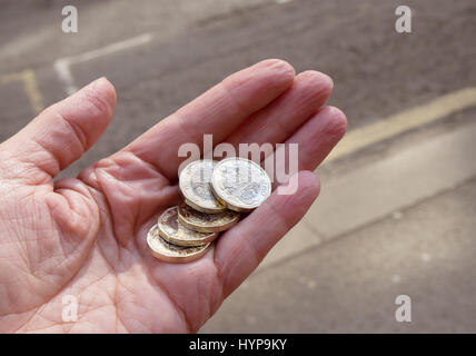 Manciata di libbra di monete Foto Stock