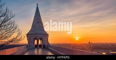 Vista dal Bastione dei Pescatori, un importante punto di riferimento in Budapest, all'alba. Foto Stock