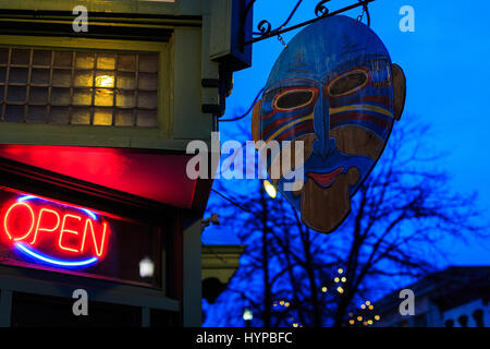 Troy NY è un artistico, eclettica città e partecipa a un venerdì notte arte open house. Molti dei negozi, bar e gallerie sono aperte. Questa notte è stata r Foto Stock