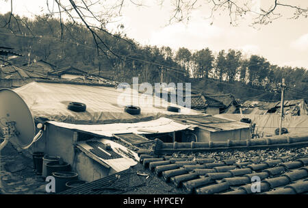 Vista dell'ultimo povero borgo collinare chiamato Villaggio Baeksa(104 città o villaggio 104) a Seul, in Corea. Foto Stock