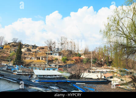 Vista dell'ultimo povero borgo collinare chiamato Villaggio Baeksa(104 città o villaggio 104) a Seul, in Corea. Foto Stock