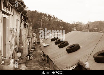 Vista dell'ultimo povero borgo collinare chiamato Villaggio Baeksa(104 città o villaggio 104) a Seul, in Corea. Foto Stock