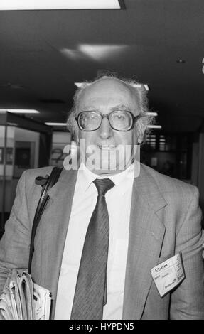 Fred Jarvis, enerale segretario dell'Unione nazionale degli insegnanti, assiste il partito laburista conferenza a Brighton, Inghilterra il 5 ottobre 1989. Foto Stock