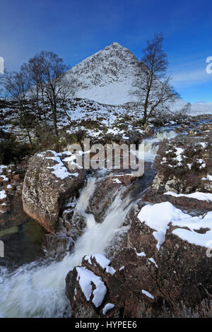La cascata di fronte coperta di neve Buchaille Etive Mor in Glencoe Scozia Scotland Foto Stock