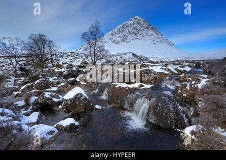 La cascata di fronte coperta di neve Buchaille Etive Mor in Glencoe Scozia Scotland Foto Stock