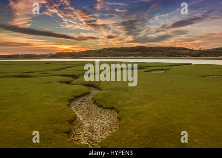 Il fiume ogmore Galles del Sud, al tramonto. le rive del fiume, hanno molti ruscelli piccoli, che di solito sono a secco a meno che non a marea alta o molto bagnato weath Foto Stock