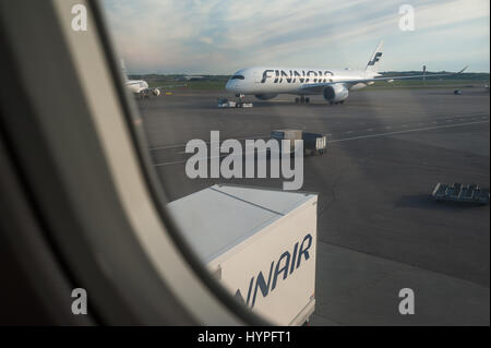 Finlandia, Helsinki, 21 maggio 2016 - un passeggero Finnair aereo all'aeroporto di Helsinki. Foto Stock