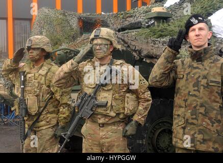 Stati Uniti e soldati polacchi salutate le truppe americane che arrivano durante una cerimonia di celebrazione Febbraio 5, 2017 in Boleslawiec, Polonia. Foto Stock