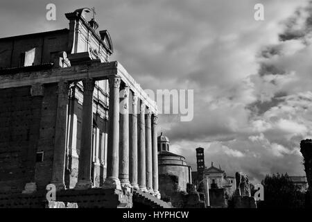 Antichi templi e nelle chiese lungo la "Via Sacra" (Via Sacra) nel Foro Romano, in bianco e nero Foto Stock