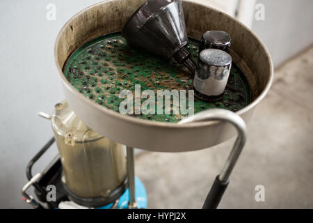 Vecchi filtri olio usati. Attrezzature per il cambio dell'olio in auto stazione di riparazione Foto Stock