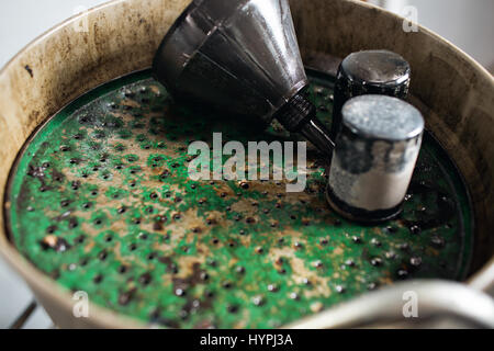 Vecchi filtri olio usati. Attrezzature per il cambio dell'olio in auto stazione di riparazione Foto Stock