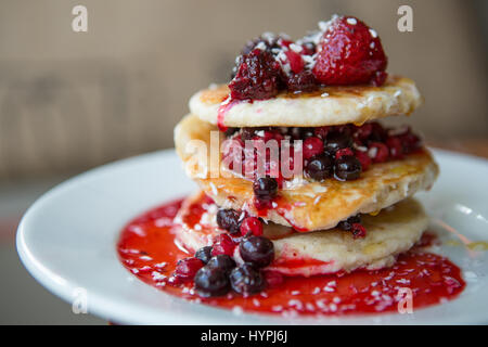 Lampone e mirtillo pancake pila Foto Stock