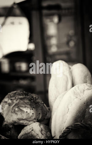 Rotoli di pane su un burger stand al mercato Foto Stock