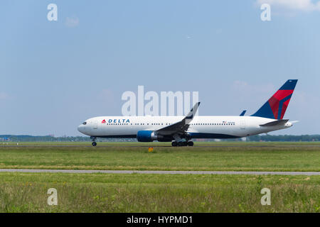 SCHIPHOL, Paesi Bassi - 4 giugno 2016: Delta Airlines aereo decolla a amsterdam aeroporto internazionale Foto Stock