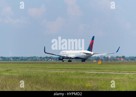 SCHIPHOL, Paesi Bassi - 4 giugno 2016: Delta Airlines aereo decolla a amsterdam aeroporto internazionale Foto Stock