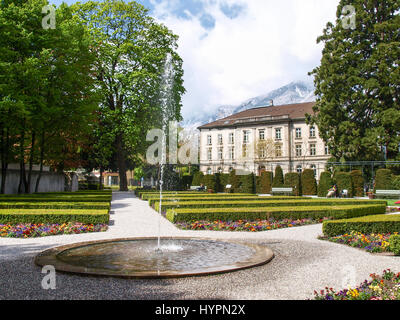 Coira, Svizzera - 27 Aprile 2016: Il cittadino pubblico giardino ornato di fiori, le aree verdi e fontana Foto Stock