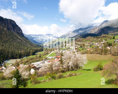 Albula, Svizzera - 27 Aprile 2016: treni della Ferrovia Retica in transito lungo la linea 'St.Moritz - Chur'. Foto Stock