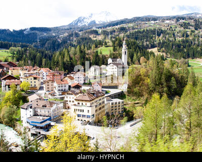 Albula, Svizzera - 27 Aprile 2016: treni della Ferrovia Retica in transito lungo la linea 'St.Moritz - Chur'. Foto Stock