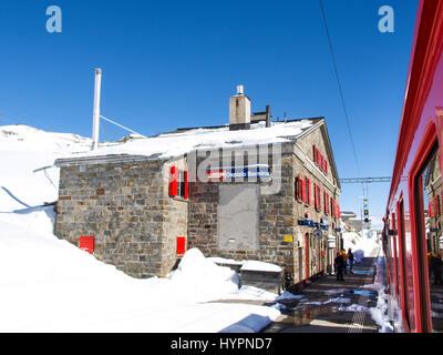 Bernina, Svizzera - 27 Aprile 2016: la Ferrovia Retica Stazione parcheggiato presso la "Ospizio Bernina' stazione durante una bella giornata di sole. Foto Stock