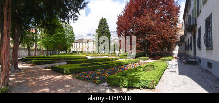 Coira, Svizzera - 27 Aprile 2016: Il cittadino pubblico giardino ornato di fiori, le aree verdi e fontana Foto Stock