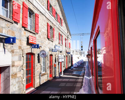 Bernina, Svizzera - 27 Aprile 2016: la Ferrovia Retica Stazione parcheggiato presso la "Ospizio Bernina' stazione durante una bella giornata di sole. Foto Stock