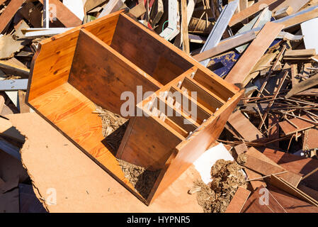 Cestinato armadio in una pila ordinata di detriti di legno. Foto Stock