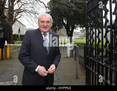 Ex Taoiseach Bertie Ahern arriva a fornire elementi di prova per il Seanad Selezionare Brexit Comitato a Leinster House a Dublino. Foto Stock