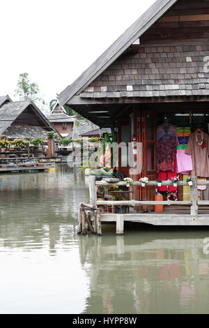 Pattaya, Tailandia - 26 Febbraio 2017: tradizionali asiatici mercato galleggiante in thai Foto Stock