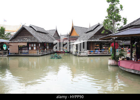 Pattaya, Tailandia - 26 Febbraio 2017: tradizionali asiatici mercato galleggiante in thai Foto Stock