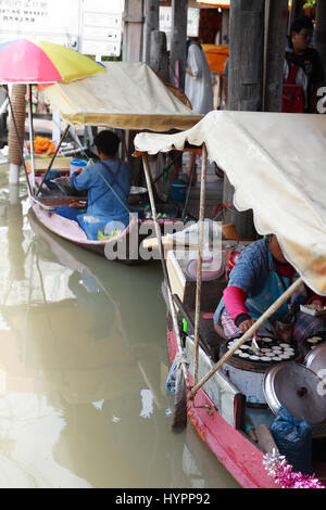 Pattaya, Tailandia - 26 Febbraio 2017: tradizionali asiatici mercato galleggiante in thai Foto Stock