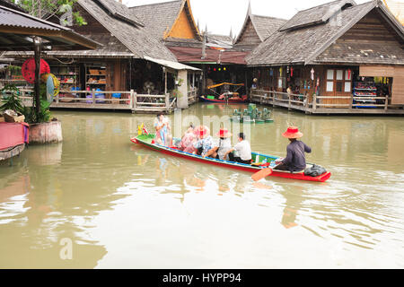 Pattaya, Tailandia - 26 Febbraio 2017: tradizionali asiatici mercato galleggiante in thai Foto Stock