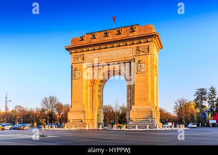 Bucarest, Romania. Arcul de Triumf ( Arco di Trionfo ) è un arco trionfale situato nella parte settentrionale di Bucarest, sulla strada Kiseleff. Foto Stock