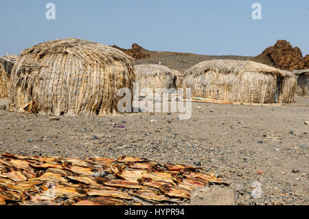 Tradizionale casa rotonda di persone dall'El Molo tribù sulla riva del lago Turkana in Kenya Foto Stock