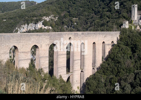 Ponte acquedotto di Ponte delle Torri Bridge), 230 metri di lunghezza, Spoleto, umbria, Italia Foto Stock