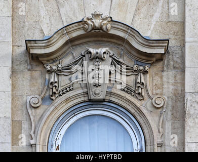 Budapest, Ungheria, Castle Hill, edifici decorati finestra. Foto Stock