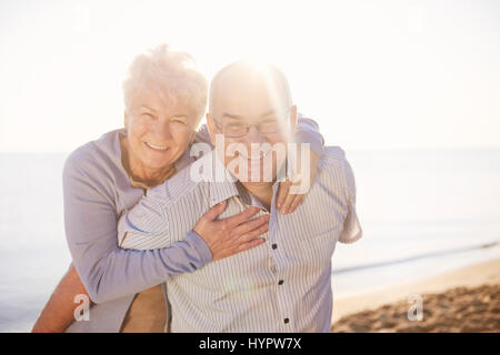 Seniors avendo divertimento sulla spiaggia Foto Stock