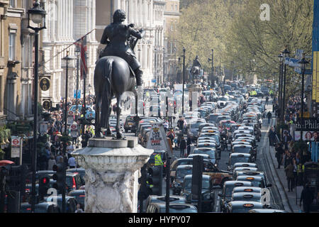 London Black Cab Driver tenere una dimostrazione in Whitehall durante una manifestazione di protesta contro il governo pubblica i piani di trasporto. Foto Stock