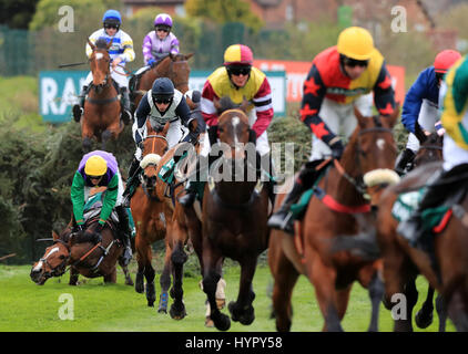 Rotture di Eagle cavalcato da jockey Joe Hill (sinistra) cade durante la sanità Randox Foxhunters' aprire Hunters' Chase durante il giorno uno della sanità Randox Grand National Festival presso l'Aintree Racecourse. Stampa foto di associazione. Picture Data: Giovedì 6 Aprile 2017. Vedere la storia di PA RACING Eglinton. Foto di credito dovrebbe leggere: Peter Byrne/PA FILO Foto Stock