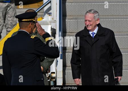 Stati Uniti Corea forze comandante Vincent Brooks, sinistra, saluta U.S. Il Segretario della Difesa James Mattis come egli arriva al Osan Air Base Febbraio 2, 2017 in Gyeonggi-do, Repubblica di Corea. Foto Stock
