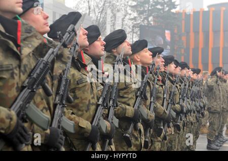 Soldati polacchi stand in formazione durante una cerimonia di celebrazione accogliente soldati degli Stati Uniti il 5 febbraio 2017 in Boleslawiec, Polonia. Foto Stock