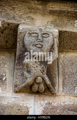 Modillon simboleggiante il peccato di lussuria. Chiesa romanica di La Godivelle. Puy de Dome. Auvergne. Francia Foto Stock