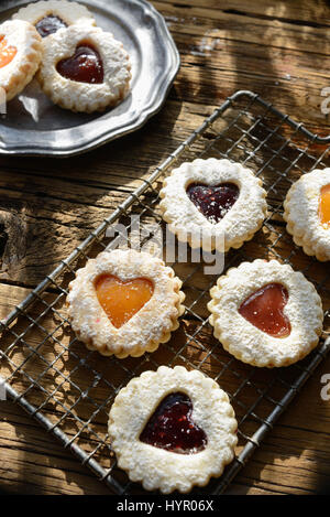 Cuore tagliare cookie ancora la vita con la luce naturale in streaming. Close up Foto Stock