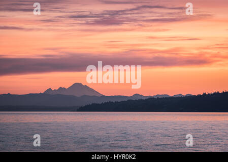 Cielo rosa all'alba su Puget Sound e Mount Baker in Lo stato di Washington occidentale crea un quadro perfetto di pace e. calma Foto Stock