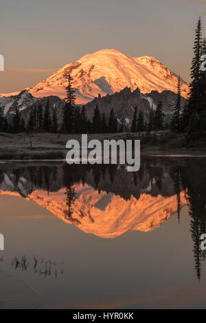 Mount Rainier riflettendo in alto lago Tipsoo all'alba, nello Stato di Washington, Stati Uniti d'America Foto Stock