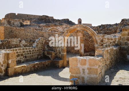 Una caratteristica notevole arco del Bahrain Fort at Al Qalah, Bahrein, in Medio Oriente. Foto Stock