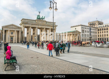 Turisti di fronte alla Brandenburger Tor, Berlino, Germania Foto Stock