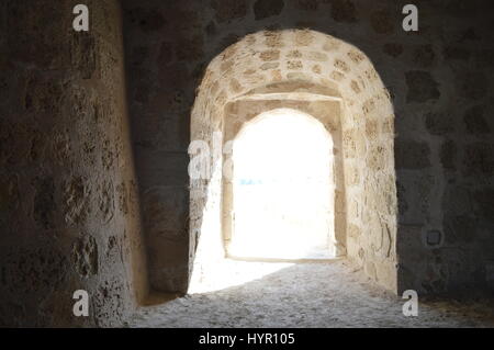 Archway passaggio all'interno del Bahrain Fort at Al Qalah, Bahrein, in Medio Oriente. Foto Stock