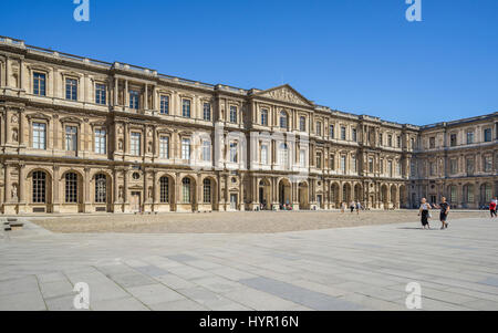 Francia, Parigi, Palais du Louvre, Vista della facciata rinascimentale del Pavillon de Marengo, visto dalla Cour Carrée, la Court Square Foto Stock